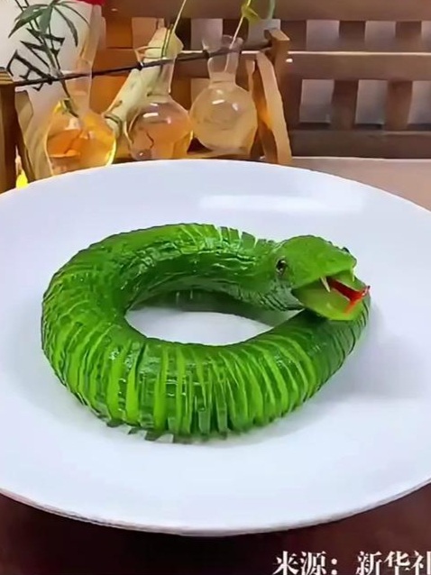 蛇年餐桌创意冷菜摆盘,网友:看呆了