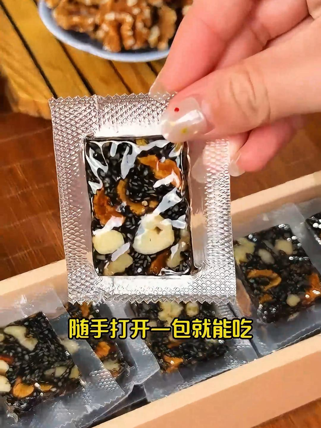 纯手工坚果阿胶糕,都是独立包装,随手打开一个就能吃