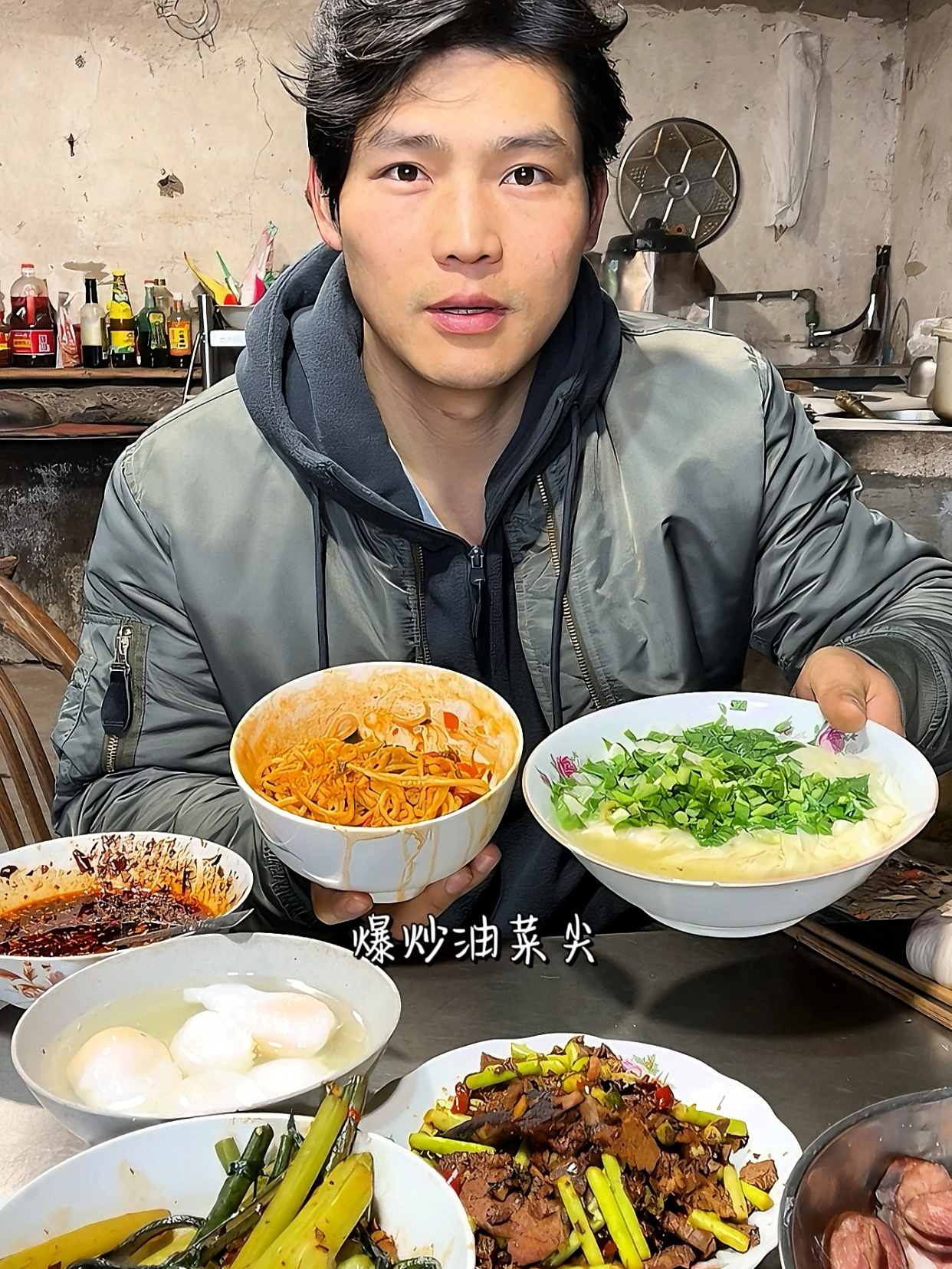 炝炒紫油菜尖,蒜苔,荷包蛋,挺爽