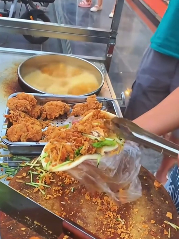 好吃的炸鸡肉夹馍