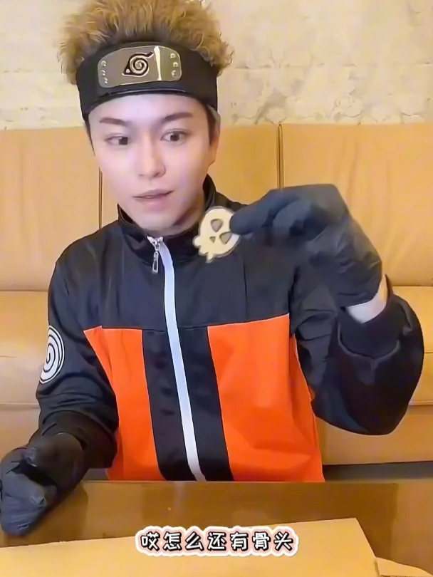 小帅在玩纸板鲨鱼