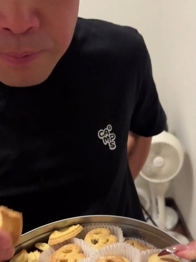 姐弟两人偷吃年货发现不对劲,买的蓝罐曲奇居然是假货,网友:这就是广东人生来就有的技能