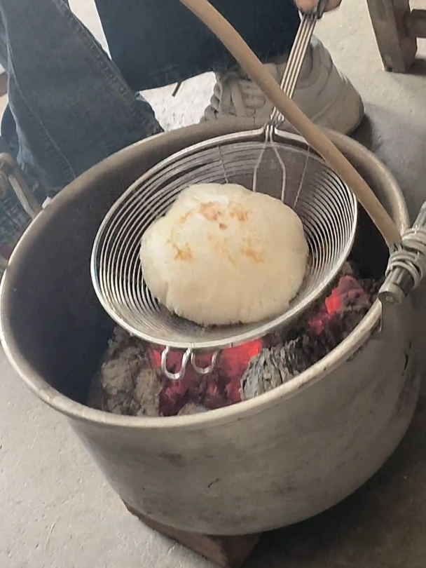 学生在家自己烤糍粑吃,她用不一样的工具来进行烧烤