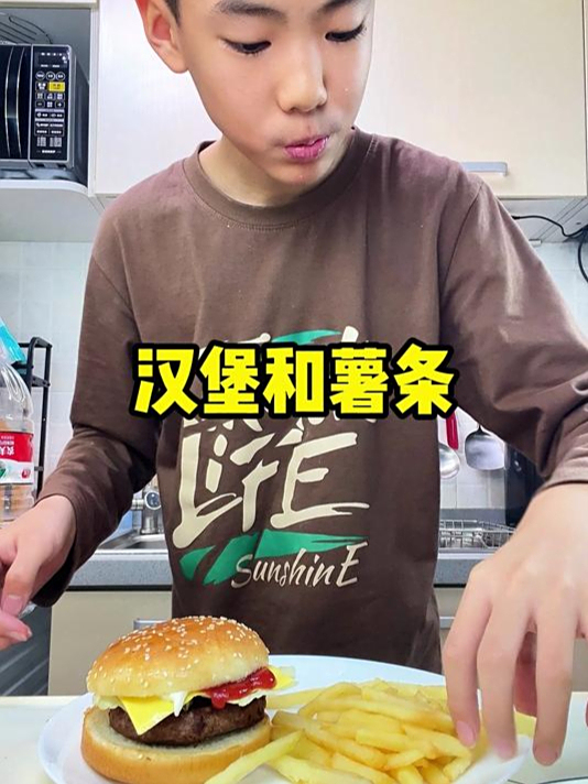 在家复刻芝士汉堡薯条套餐~