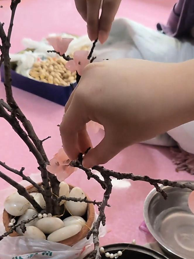 女子纯手工制作干枝梅,这是咋做出来的?没看懂啊!