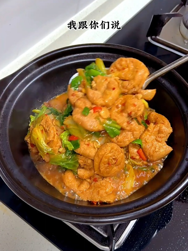 白菜烧油豆腐,一口下去满满的汁水,软糯入味,大人小孩都爱吃