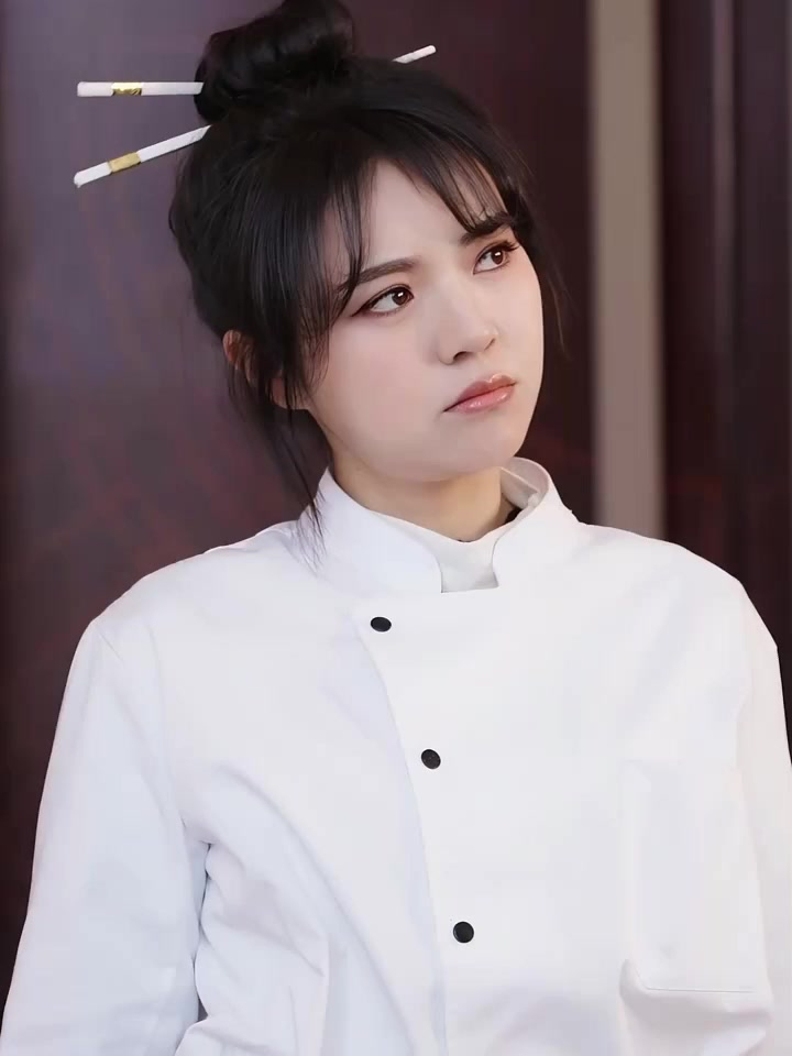 女孩参加厨师比赛,却做出一盘烧焦的蛋炒饭