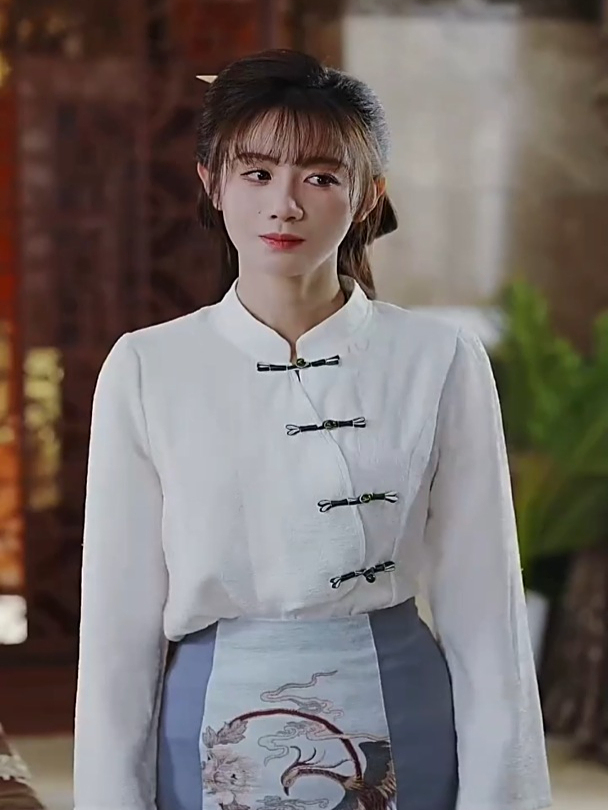 太搞笑了!女人施法直接让鸡毛掸子插进坏女人的屁股里