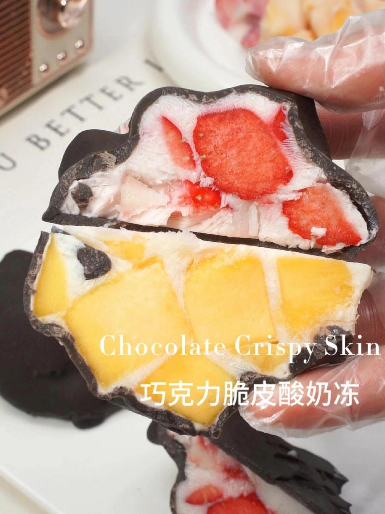 新年甜品,酸甜好吃的巧克力脆皮酸奶冻草莓