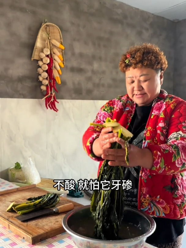 妈妈腌的辣菜缨子好了,捞两颗炖豆腐吃