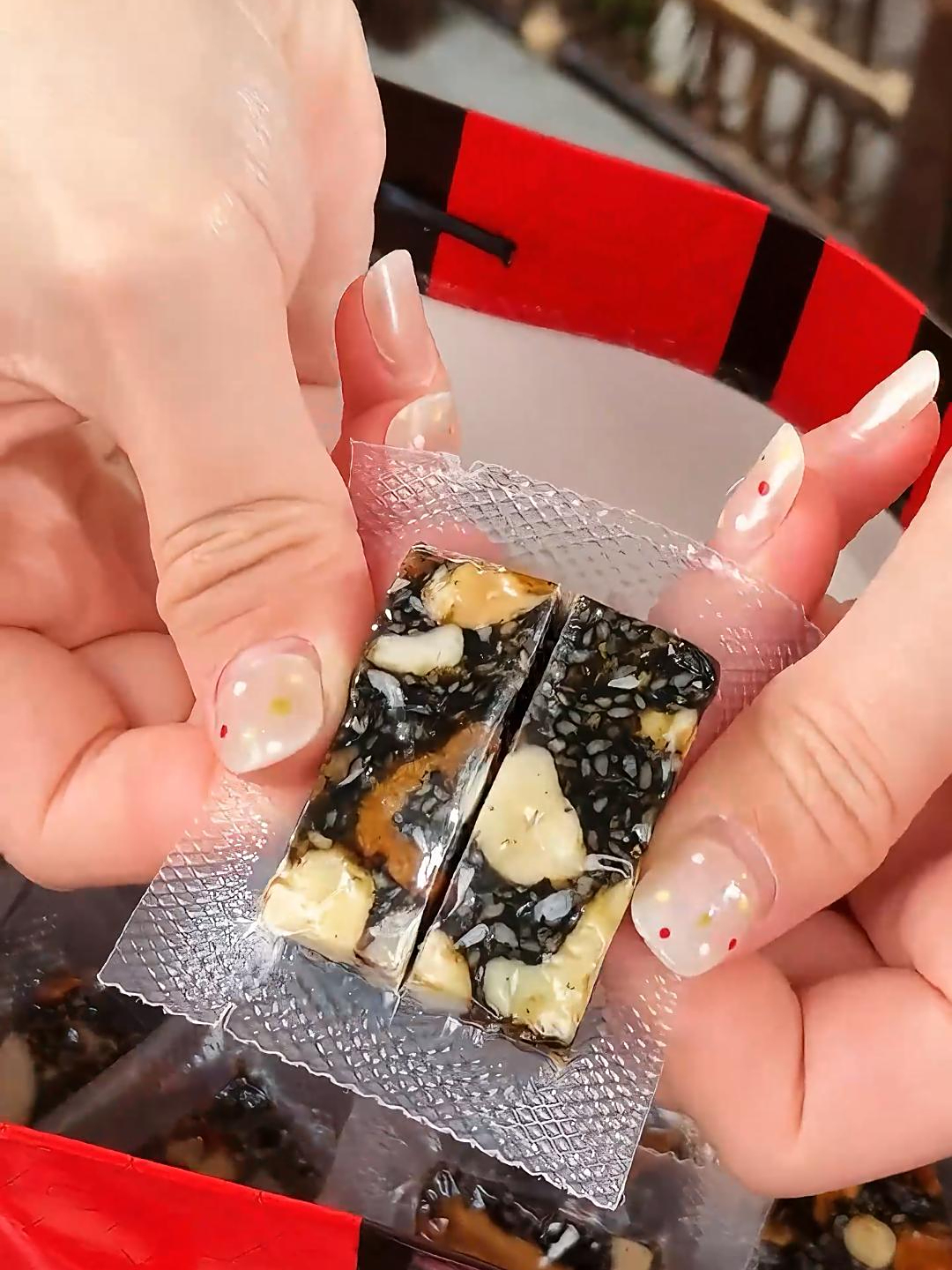 熬夜的救星来了,每天坚持吃两粒坚果阿胶糕,元气满满一整天