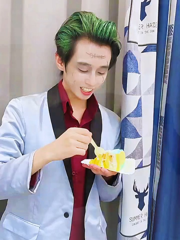 小丑吃蛋糕发生了什么