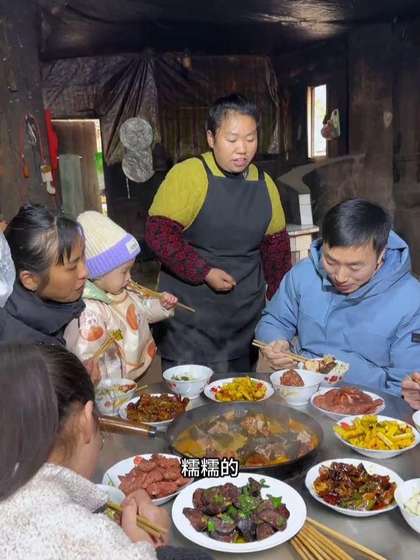 农村的饭菜,虽没有精致的摆盘,却有着最纯粹的味道