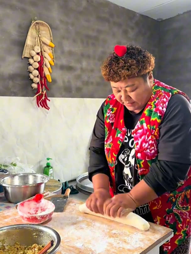 妈妈用上次剔下来的鸡胸肉掺点白菜包蒸饺吃