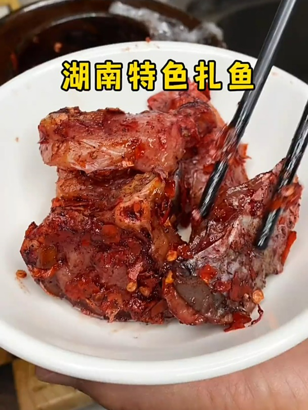 每年妈妈都会做这个扎鱼,又叫红曲鱼,老一辈流传下来的手艺