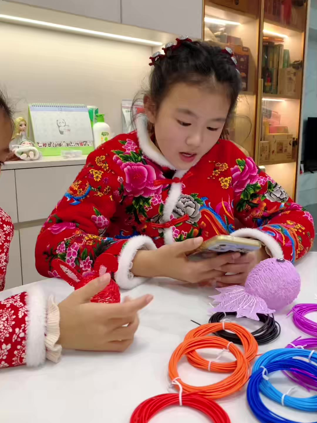 姐妹俩用3D打印笔PK手工DIY漂亮的迷你蛋糕