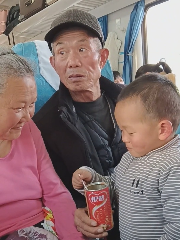 爷爷奶奶带着孙子坐火车,中途孙子在喝八宝粥,网友:画面好温馨