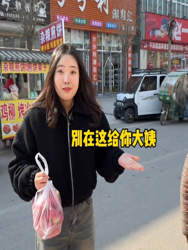 韩国人去市场买草莓,讨价还价被阿姨“轰走”了