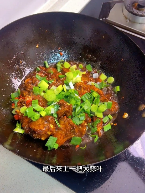 这是一个湖南的妈妈教我的生炒排骨,我觉得是排骨中最好吃的做法