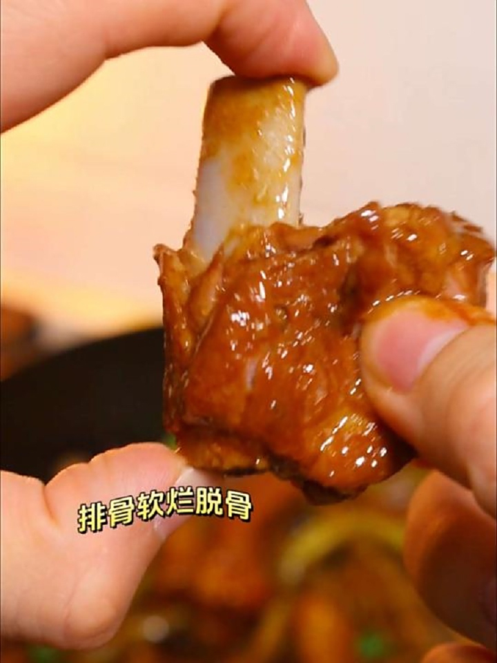 过节的主菜当然要有东北铁锅炖的一席之地