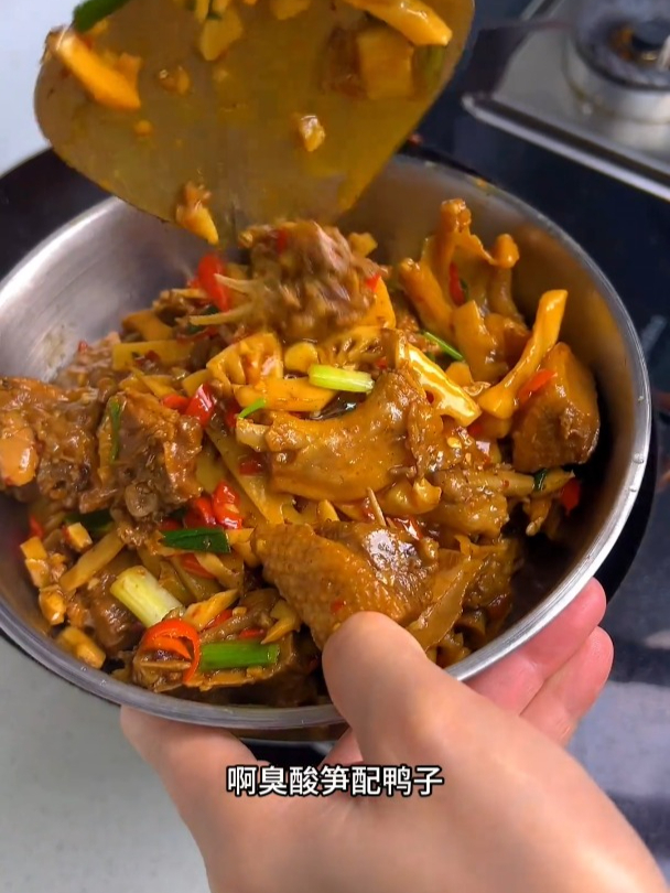 当酸笋遇上鸭子这味道太上头了,又酸又辣又开胃