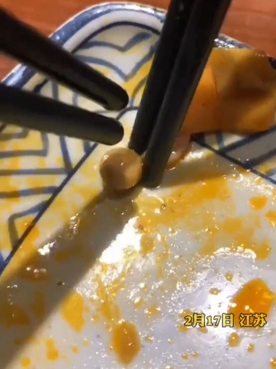 女生吃鸭肠吃到了隐藏款的,她被这个圆圆的爆珠惊呆了