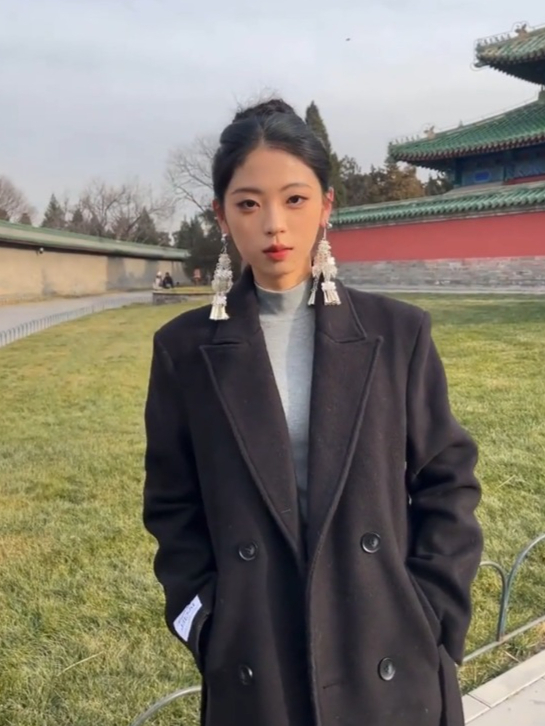 女生景点拍照自制反光板,真的效果显著,以后奶茶袋子不扔了