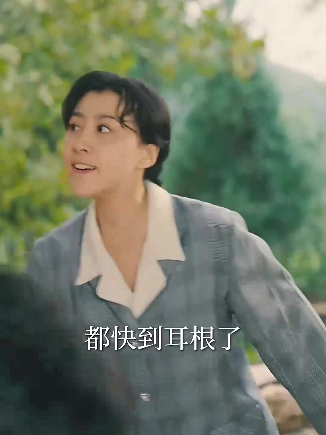 小女孩找女孩随手一点,下一秒河水里的,鱼竟然主动跳出来