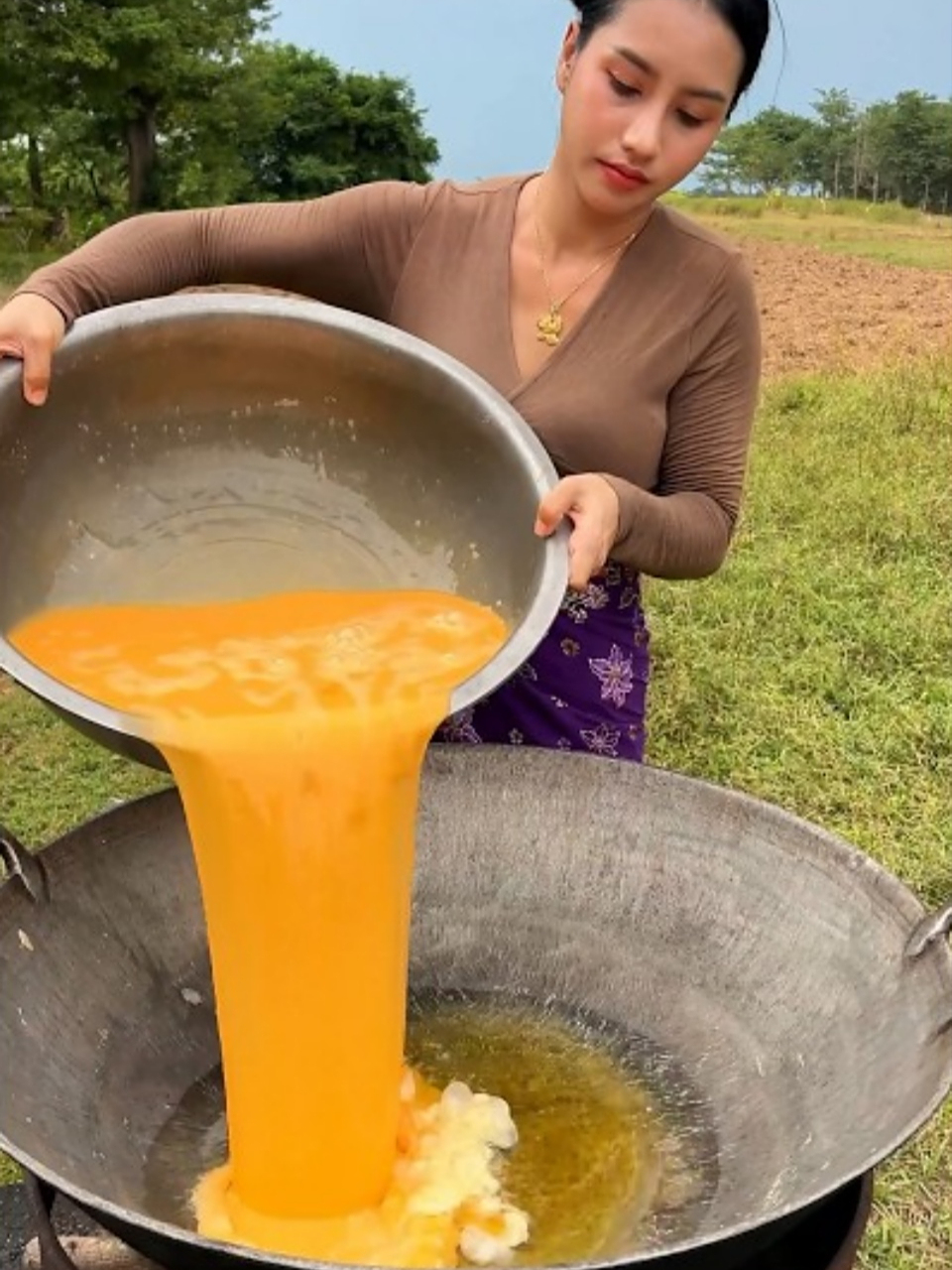 你知道外国人是怎么做蛋炒面的吗?太费鸡蛋了,用蛋是如瀑布