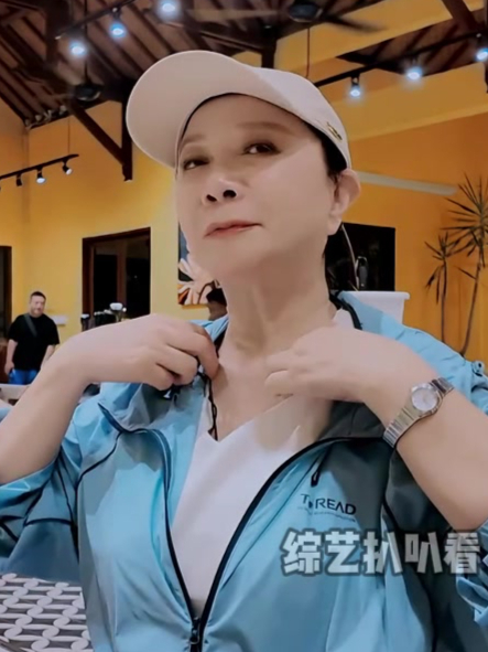 蔡明年轻多漂亮?一头长发优雅知性,张蔷都直呼太美了丨一路繁花