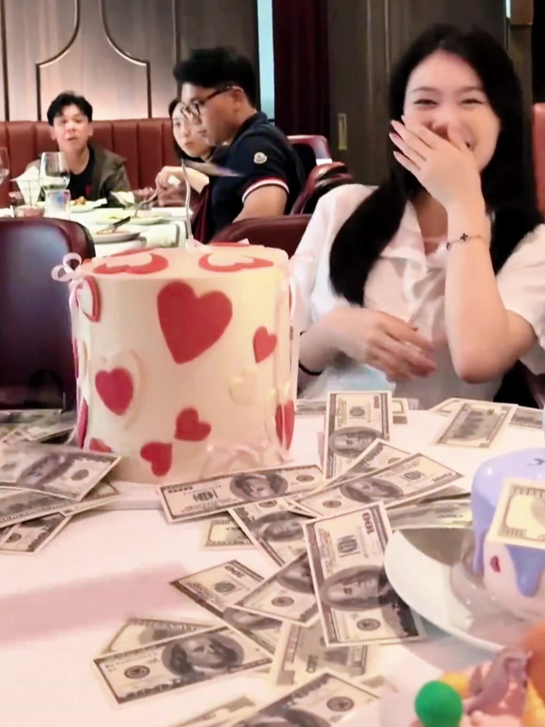 女生按下蛋糕开关,刹那间,惊喜从蛋糕中飞跃而出!
