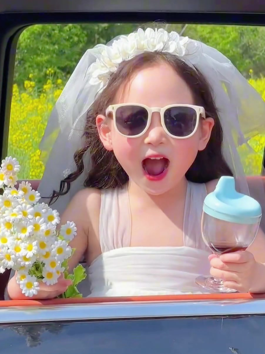 小女孩“闯入”油菜花地,灵动俏皮,活力满格