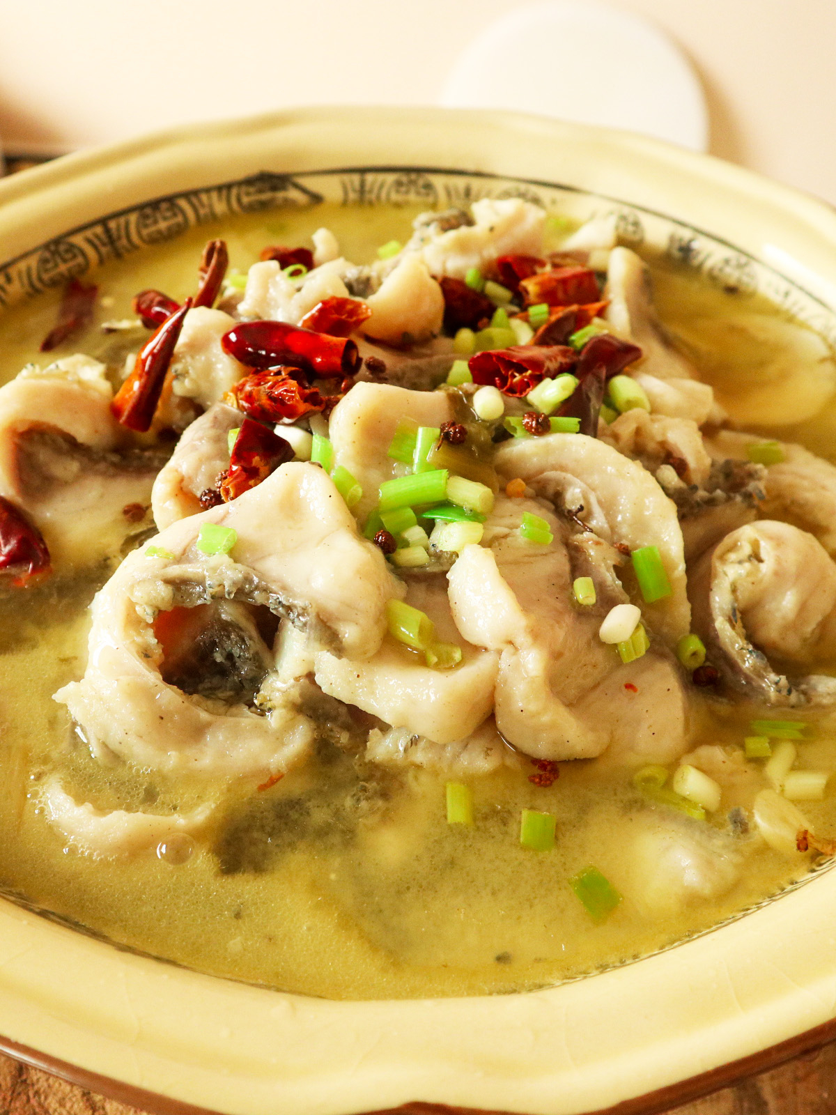 这才是酸菜鱼的家常做法,鱼片滑嫩,汤汁鲜美,好吃接地气