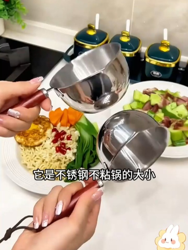 家家必备的泼油小锅,用来煎鸡蛋、调个料汁、热个牛奶,烧油!