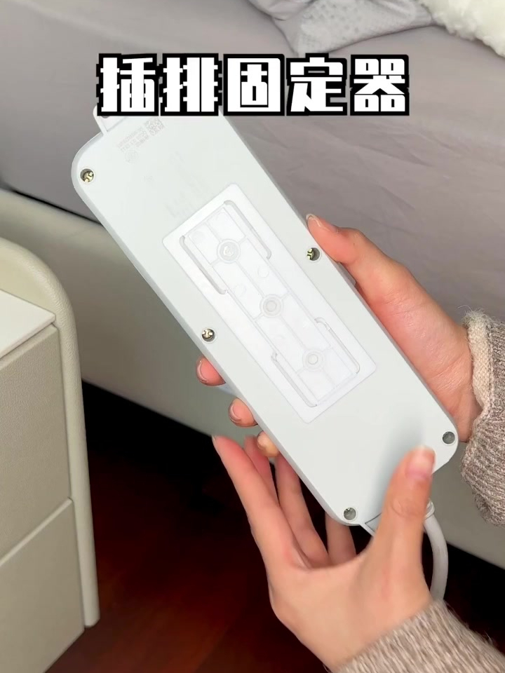 无处安放的插排、路由器都挂墙上,整齐又美观