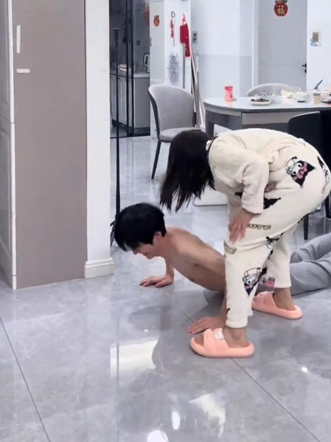 女友每天带着男生锻炼身体,单手倒立的女友和蝴蝶振翅的男友,网友:我愿意贡献30斤脂肪给他