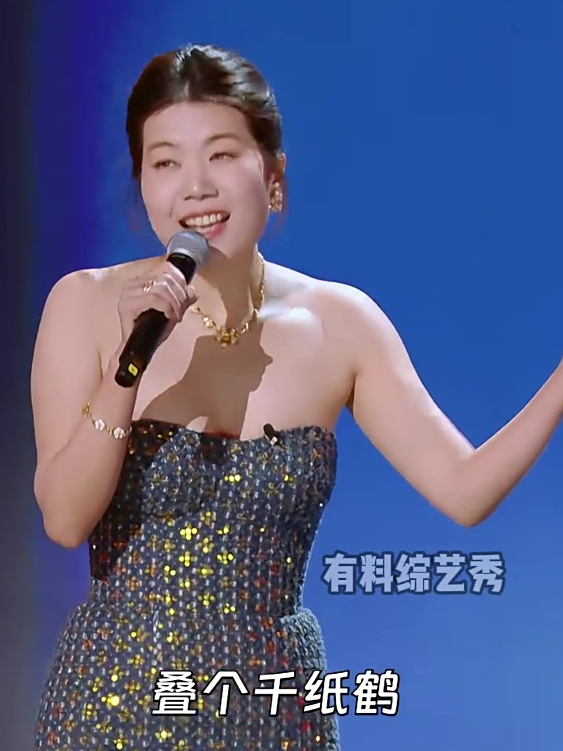 杨笠穿露肩礼服鱼尾裙,凹凸有致好身材一览无余!丨下班啦