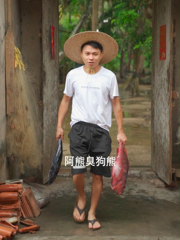 船长出海回来,给了一条金枪鱼和红油鱼,带过来给阿熊尝尝