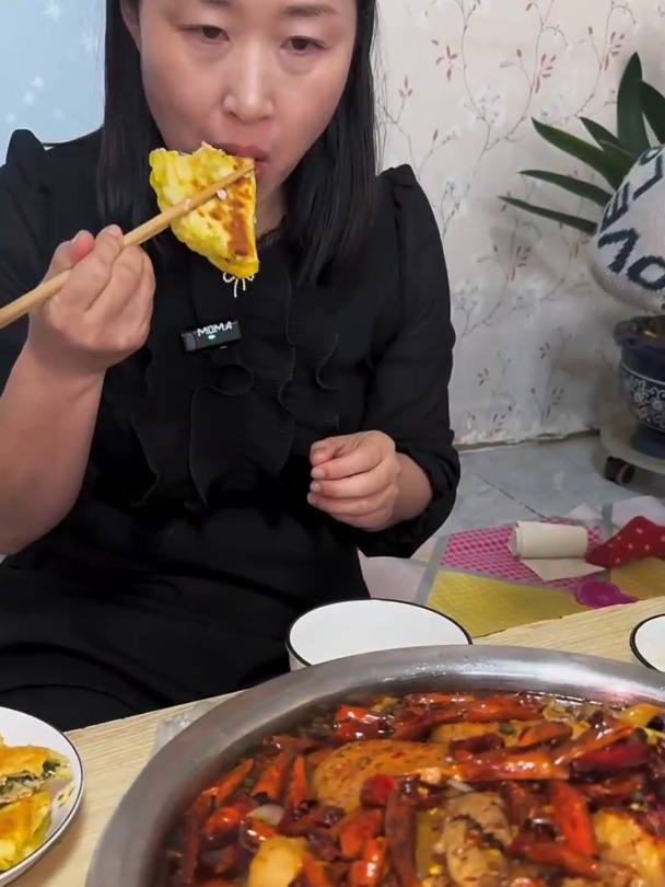 我嫂子挑战用冻菜做水煮肉片,减肥的小姑子直接反弹五斤!