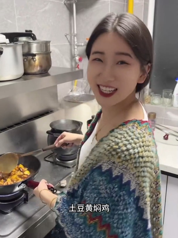 扎着丸子头的老婆,做好热气腾腾的饭菜等我回家