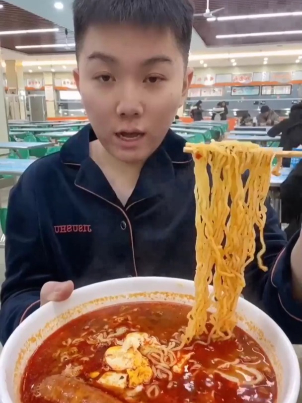 大学食堂的煮方便面,14.6元一份不便宜啊