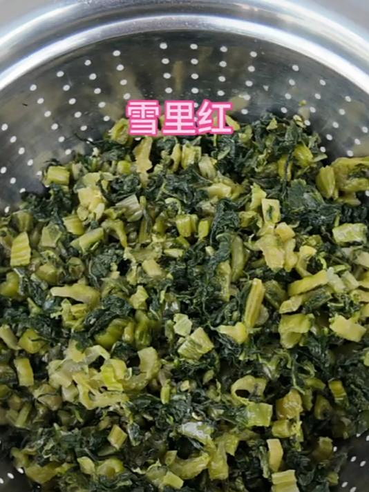 农家自种雪里红腌菜,黄灿灿的,真诱人