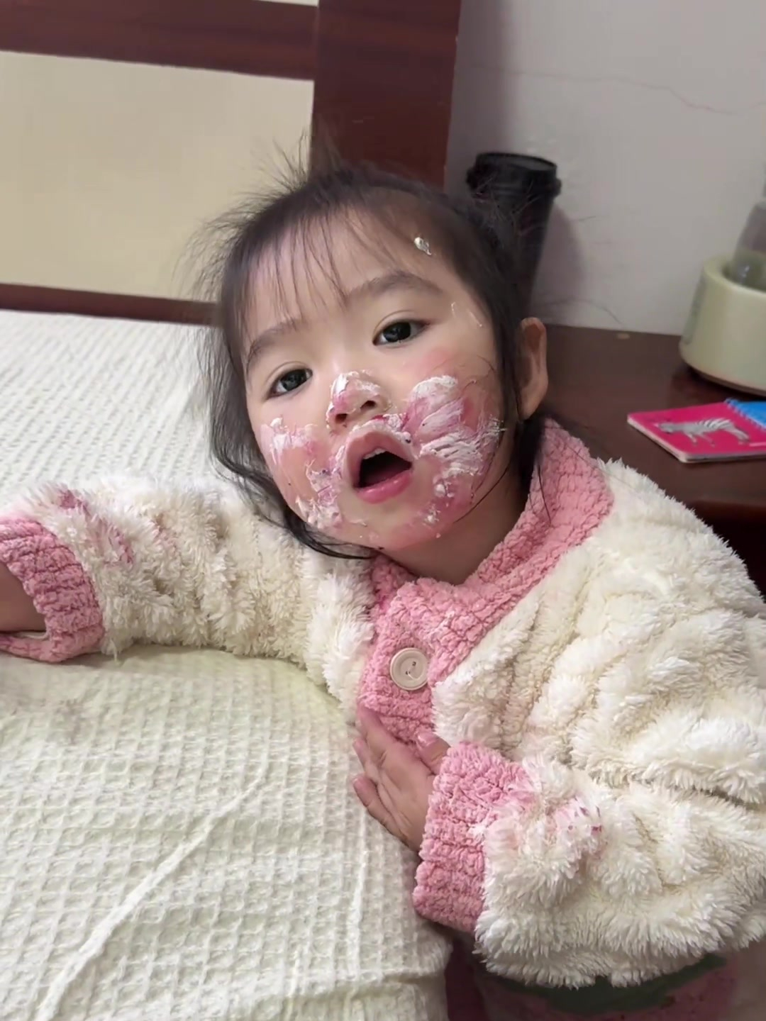 妈妈质问谁偷吃蛋糕,女孩脸上奶油还没擦干净,就理直气壮喊 “不是我”