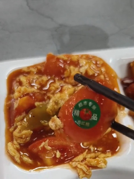 男子吃快餐时吃到标签,精品西红柿,说明不是预制菜