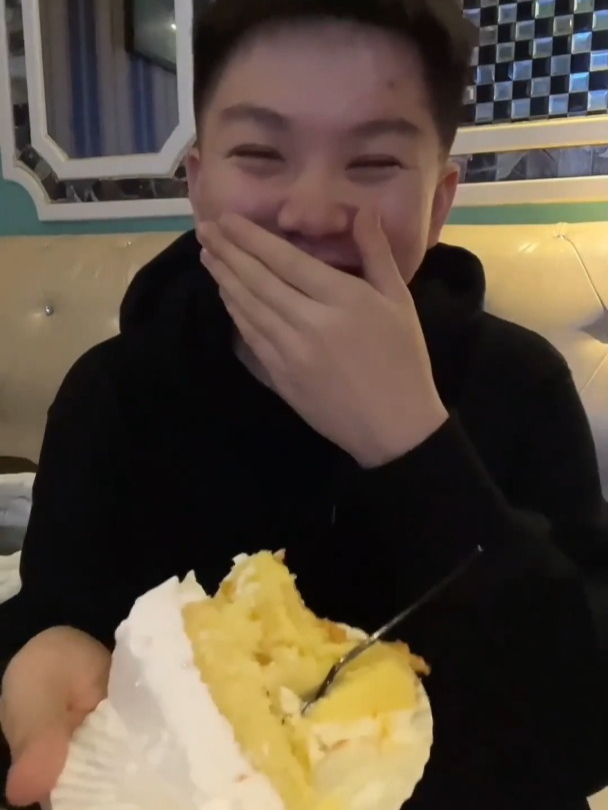 火锅店里过生日,蛋糕竟然吃出了头发