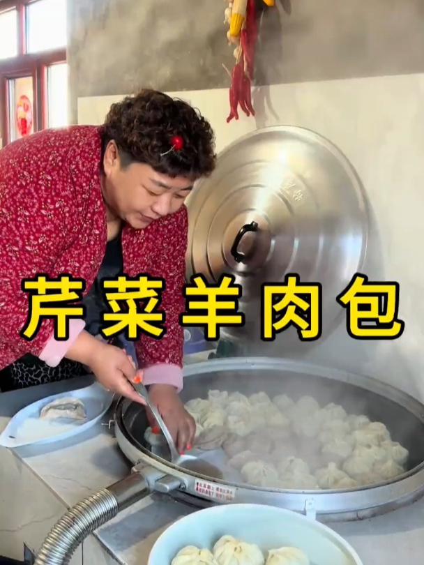 春天天气越来越暖和了,妈妈今天包芹菜羊肉馅包子吃
