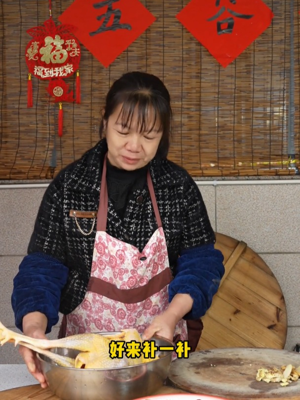 药膳鸡是家乡每位游子回家后,妈妈都会准备的一道菜