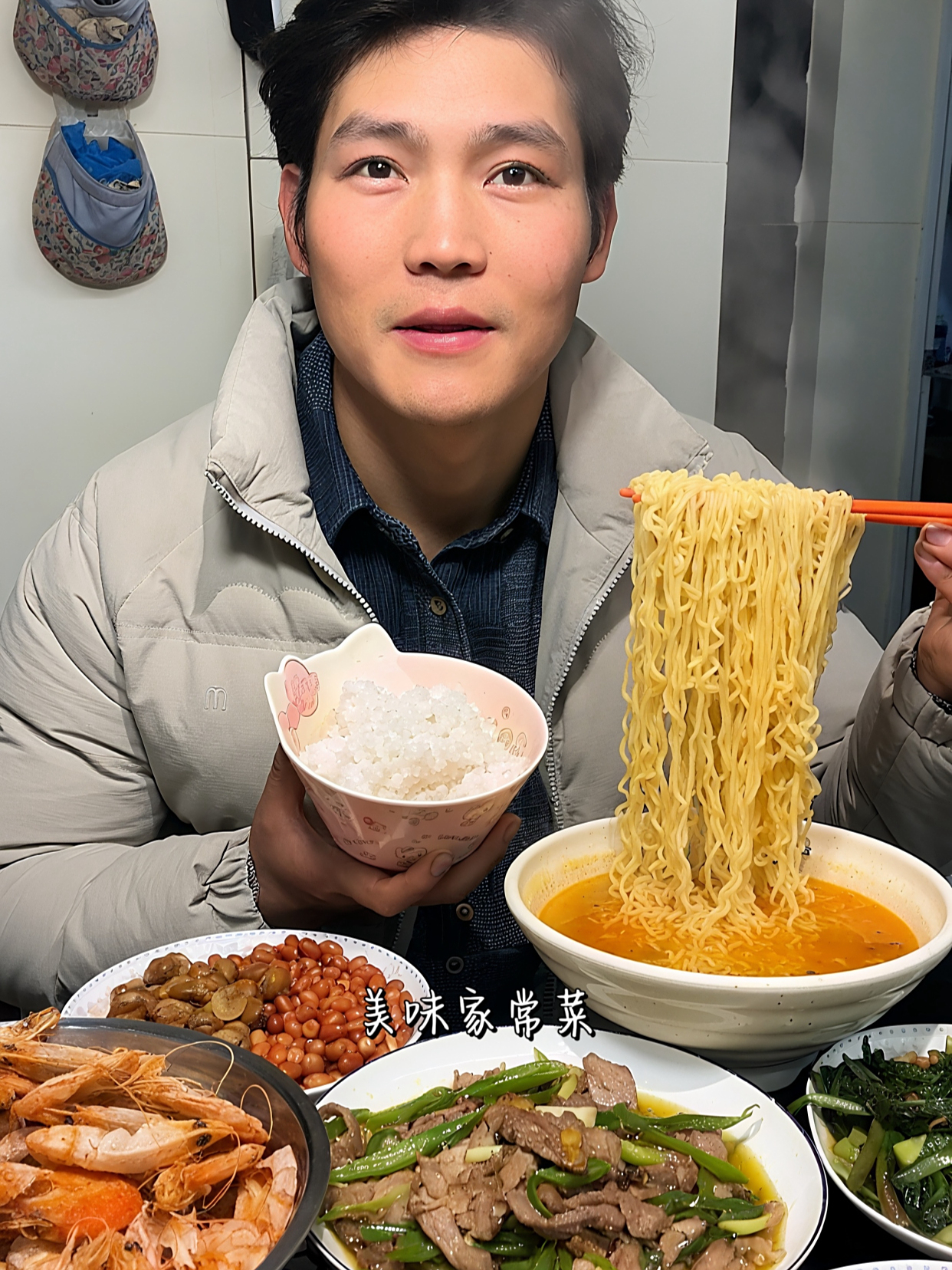 这顿饭既家常又带感,辣椒炒肉,方便面配米饭太爽了