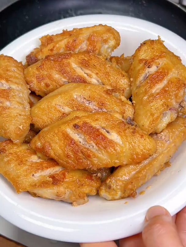 今天做了孩子爱吃的香煎鸡翅,外焦里嫩一口一个好吃到停不下来