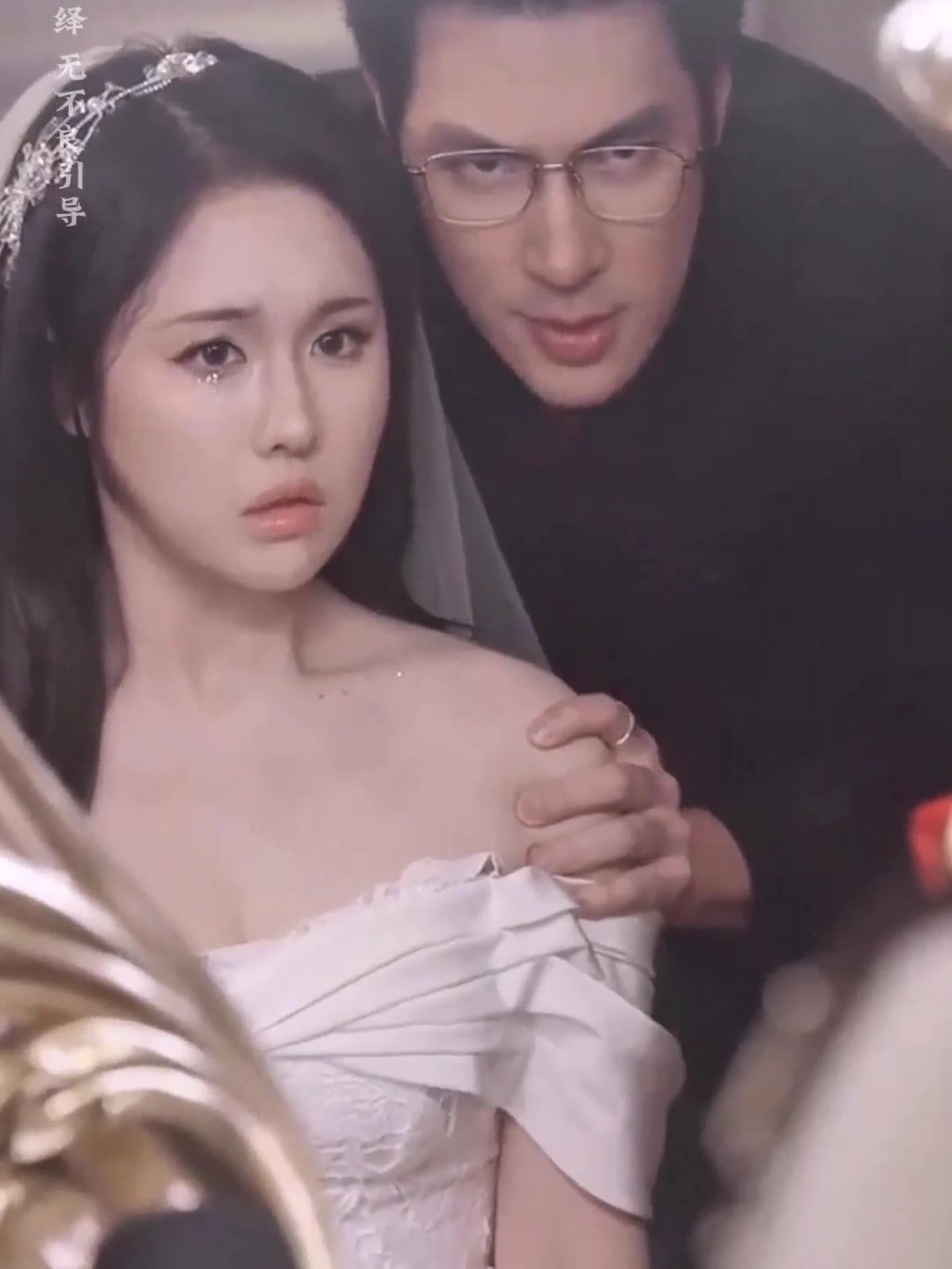 女人被大灯砸到竟穿越成了被心机女害死的可怜女主